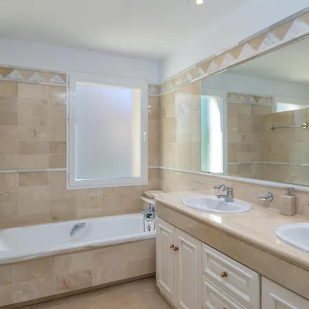 Elveria Hills Excellent Views Apartment